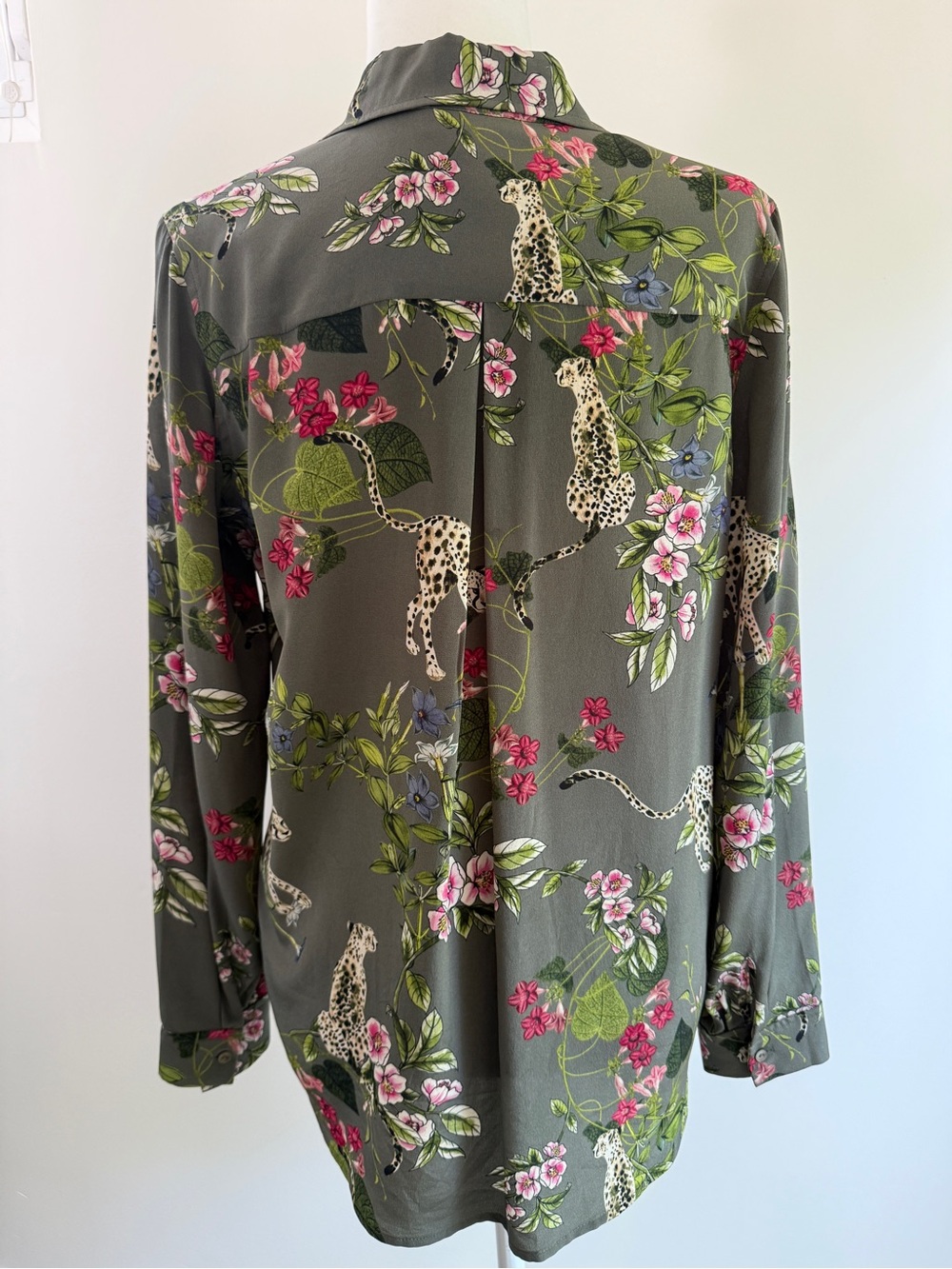 L'AGENCE Nina Jungle Print 100% Silk Button-Down Blouse - Size Small - Picture 9 of 10